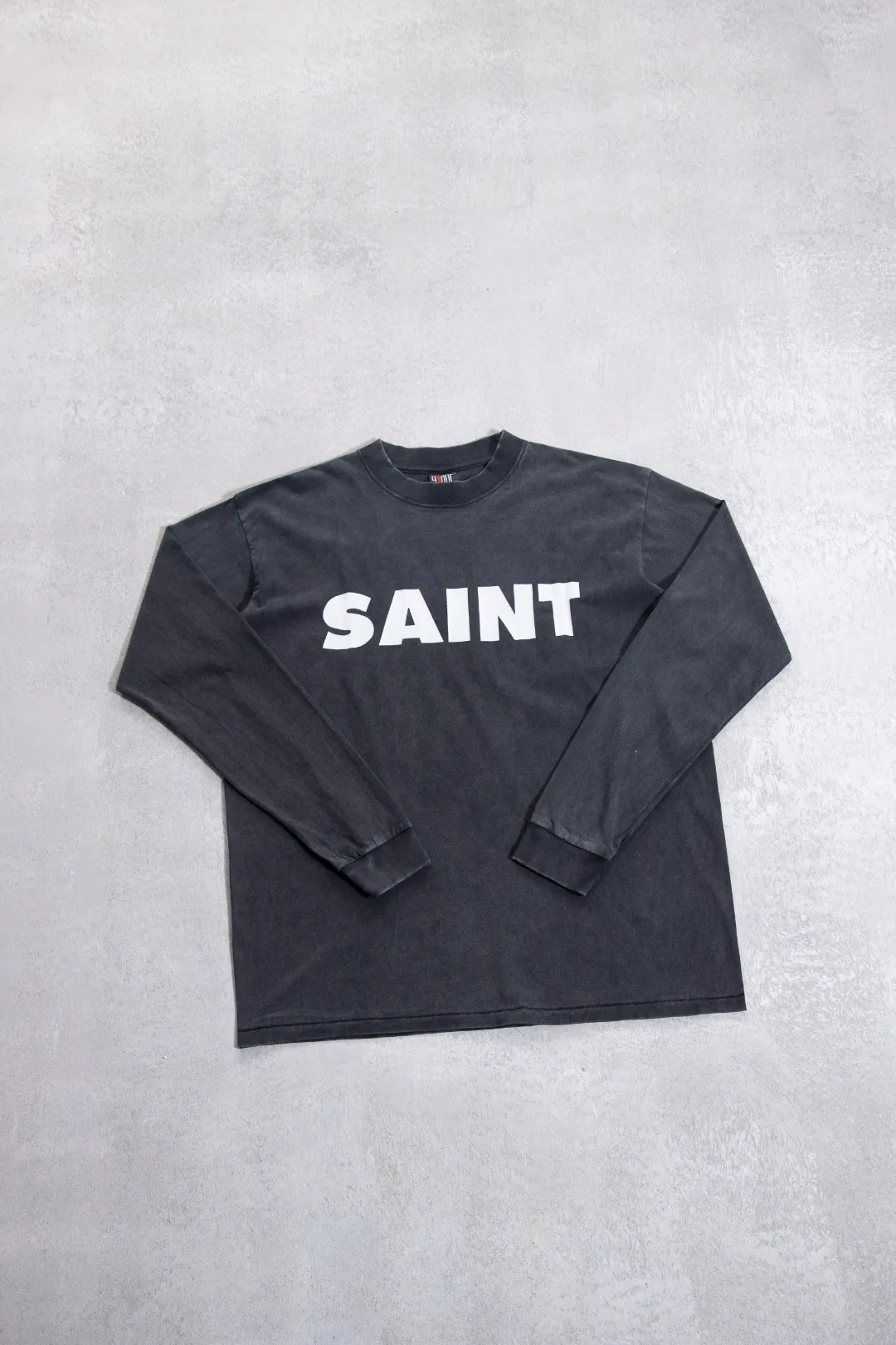8065 P158 Saint Michael is a Japanese street fashion brand co-founded in 2020 by Japanese designer Yuta Hosokawa (director of READYMADE) and American visual artist Cali Thornhill DeWitt. The brand name is derived from "Saint Michael" (the archangel) in religious imagery, which symbolizes strength and protection. Its core concept combines American street culture, religious art and Japanese retro aesthetics, and is committed to conveying the "sense of time" and counterculture spirit through distressed craftsmanship, artistic co-branding and narrative design. Brands often break the boundaries between fashion and pop culture through cross-border cooperation (such as animation, music, art), such as co-branding with classic IPs such as "Saint Seiya", "Pluto" and "One Piece", combining the two-dimensional feelings with streetwear to form a unique cultural symbol. Fully matched. Tube-woven fabrics without side seams are dyed and washed. The most popular Japanese artist brands are famous for their unique heavy-duty distressing. The pattern highlights the strong belief, with a high weight of 260g! The fabric is thick, the garment is dyed and washed, and sandblasted. It can be said that each finished product is unique! SAINTXXXX washed and distressed long-sleeved black S (chest 56, length 72, sleeve length 65, shoulder width 53) M (chest 58, length 74, sleeve length 66, shoulder width 54) L (chest 60, length 76, sleeve length 67, shoulder width 55) XL (chest 62, length 78, sleeve length 68, shoulder width 56) recommended 170cm and below, 80-130kg S 170-175cm, 130-150kg M 175-180cm, 150-170kg L 180-185cm, 170-190kg XL